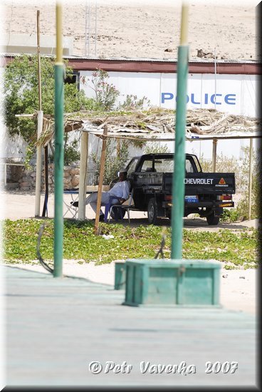 03_policajt ve sluzbe je zasitej ve stinu.JPG